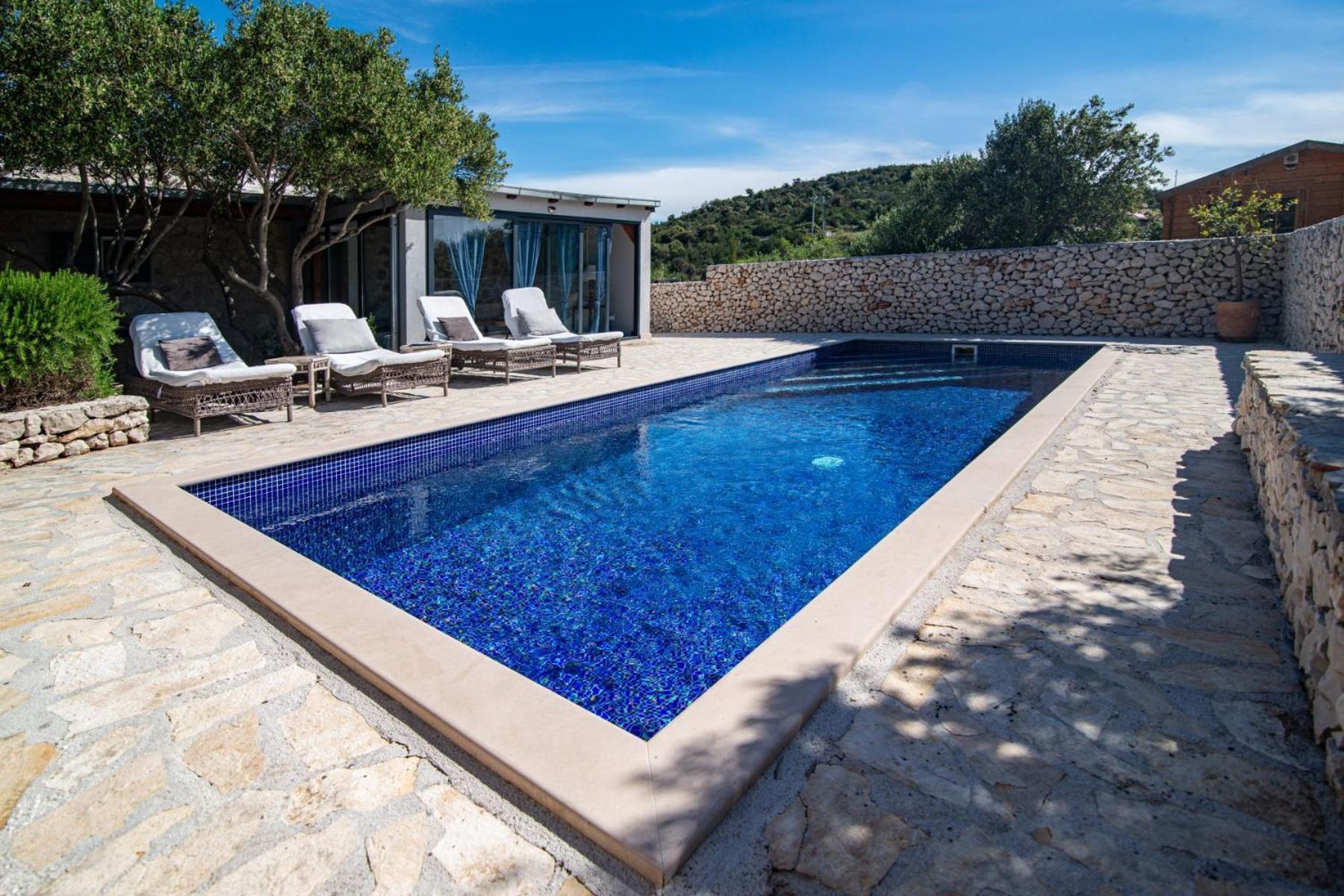 Private In Olive Grove With Heated Pool *